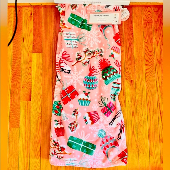 Nwt Cupcakes and Cashmere Pink Christmas throw blanket TikTok viral
50"X70" $60 - Picture 2 of 4